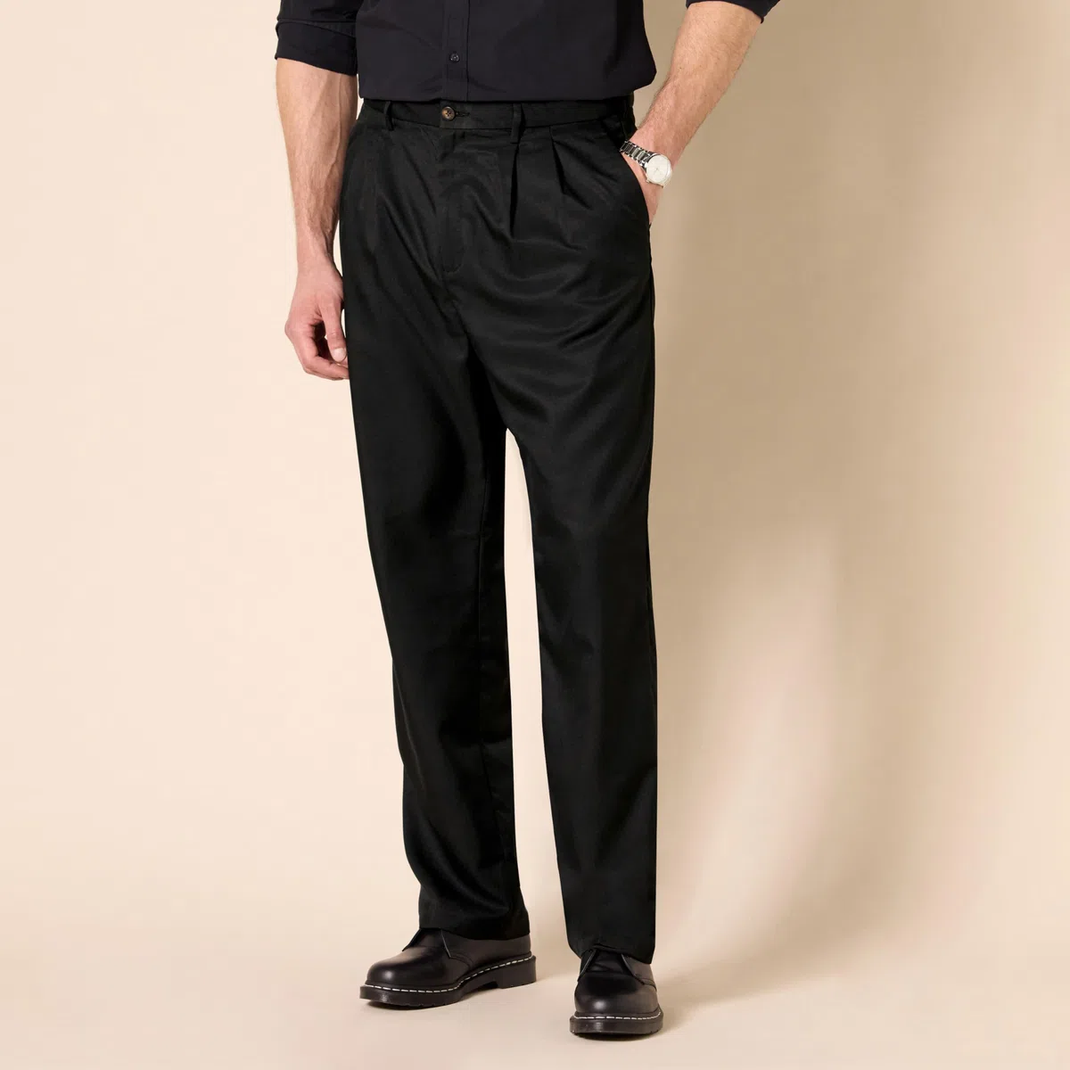 Amazon Essentials Herren Anzughose mit Falte und Erweiterbarem Bund, Klassisch Geschnitten