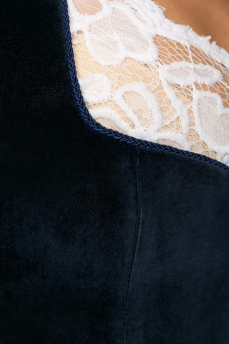 Edelnice Trachtenmode Exklusives Designer Midi Dirndl Luna Samt blau inkl. Dirndlschürze
